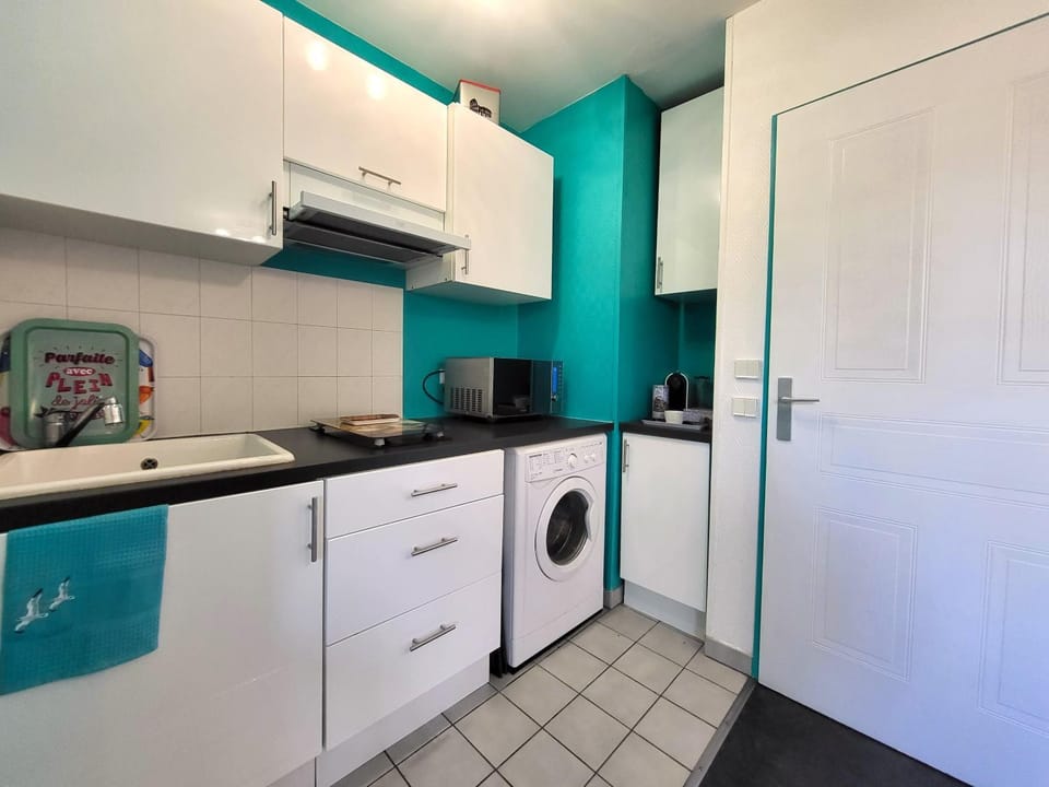 Kitchen or kitchenette, minibar, washing machine