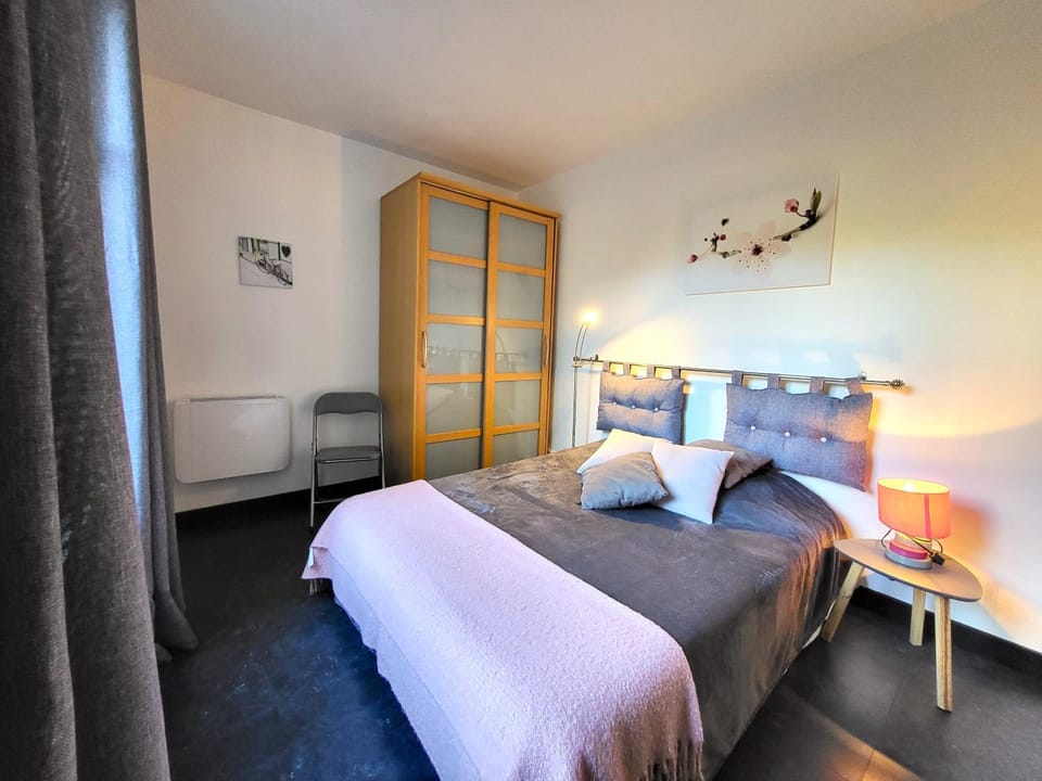 Bed, Photo of the whole room, Bedroom, wardrobe