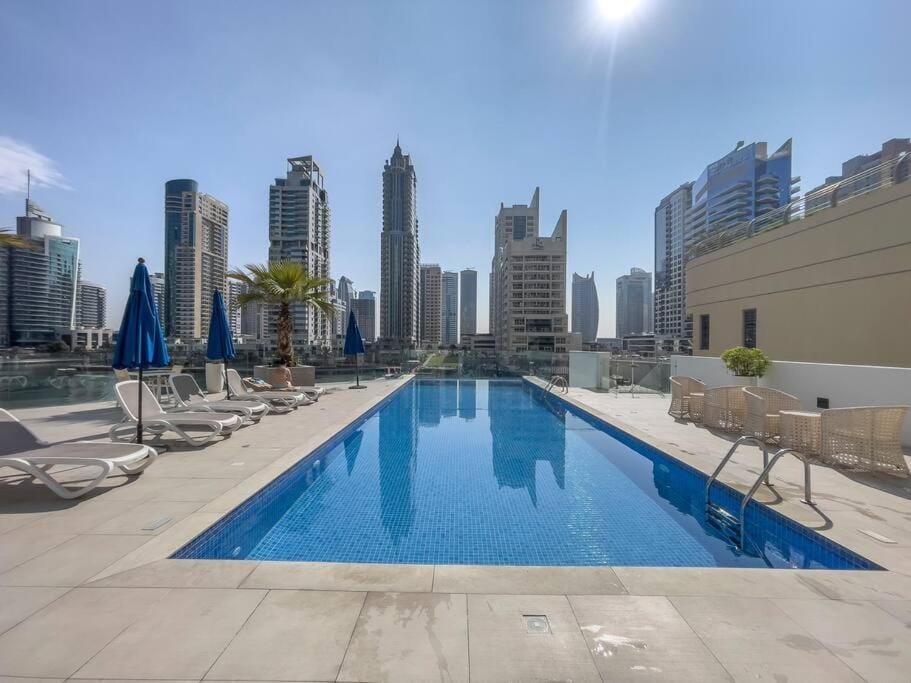 Property building, Day, Swimming pool, sunbed