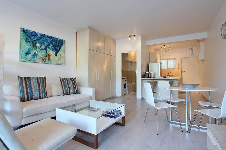 Studio 18 on the Golden Mile next to V&A Waterfront Apartment in Cape Town