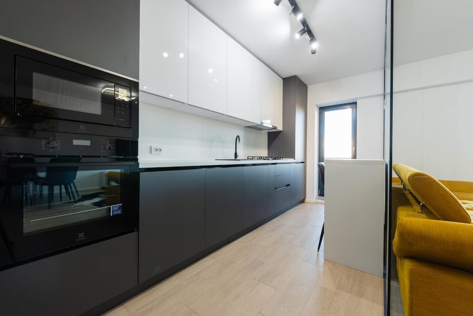Kitchen or kitchenette, minibar