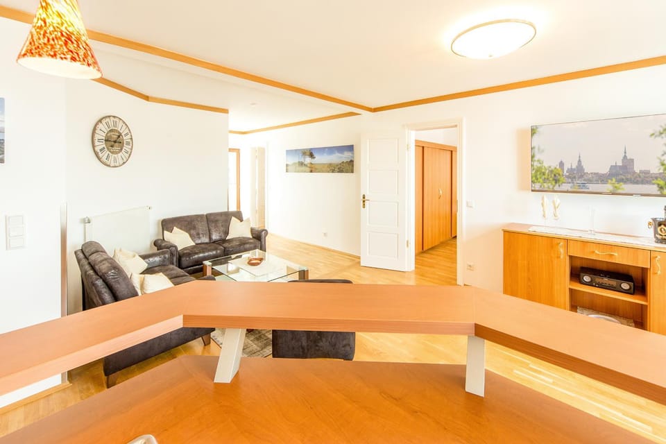 Photo of the whole room, Decorative detail