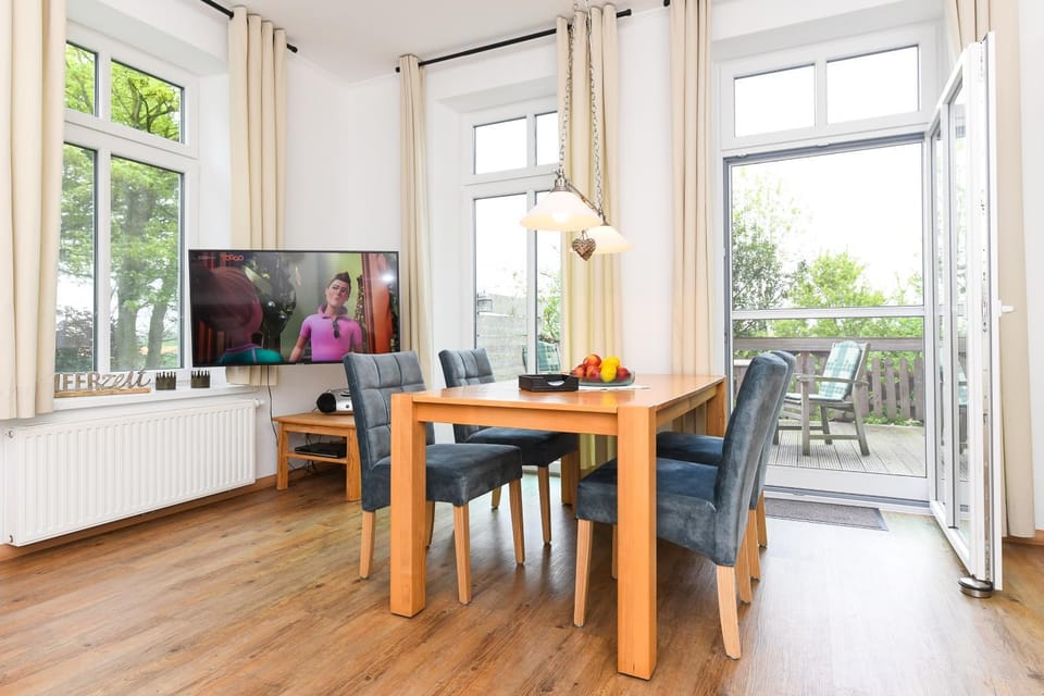 TV and multimedia, Seating area, Dining area