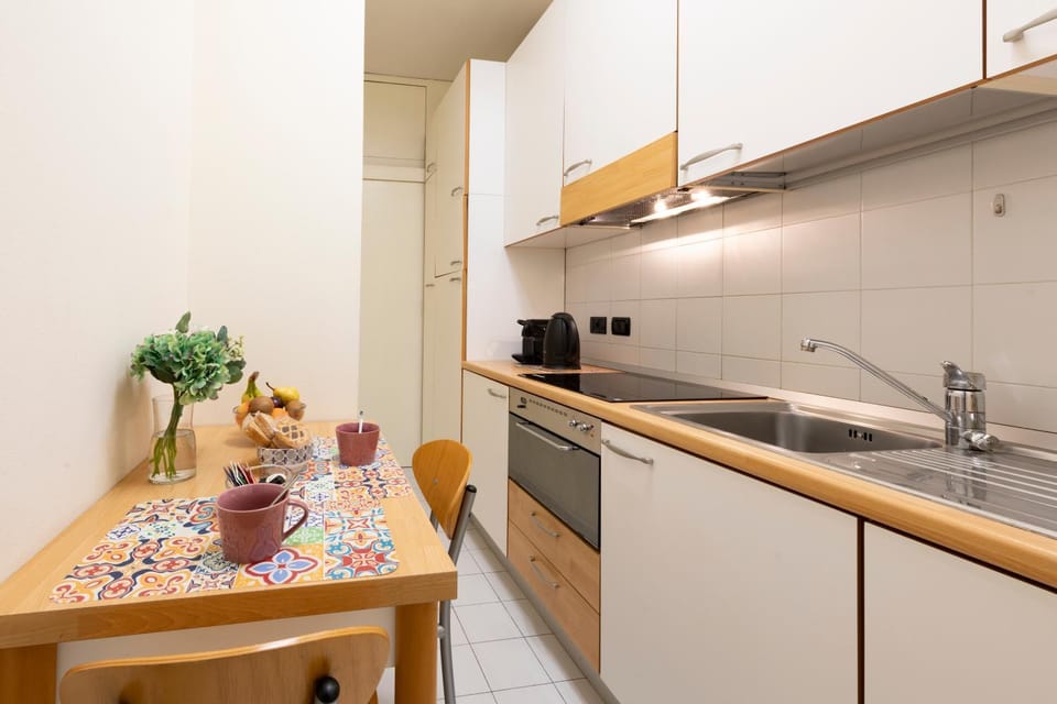 Kitchen or kitchenette, Dining area, oven, stove