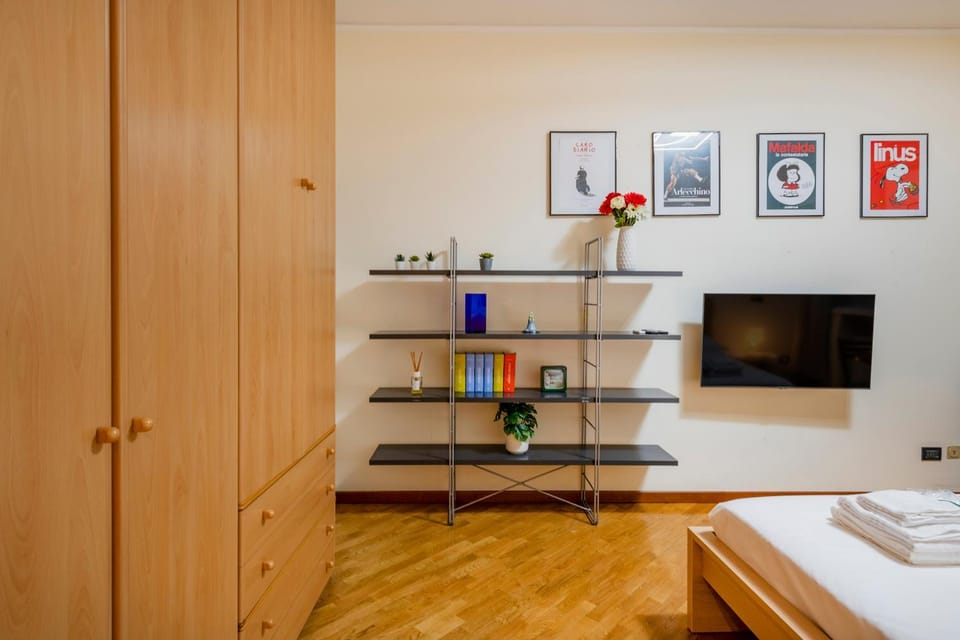 Bed, TV and multimedia, Photo of the whole room, Bedroom, towels, wardrobe