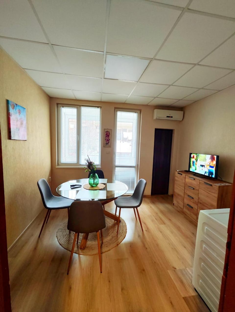 Communal lounge/ TV room, Balcony/Terrace, Dining area, washing machine