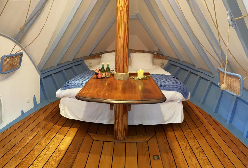 Bed, Photo of the whole room, Dining area