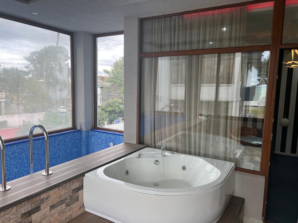 Hot Tub, Swimming pool