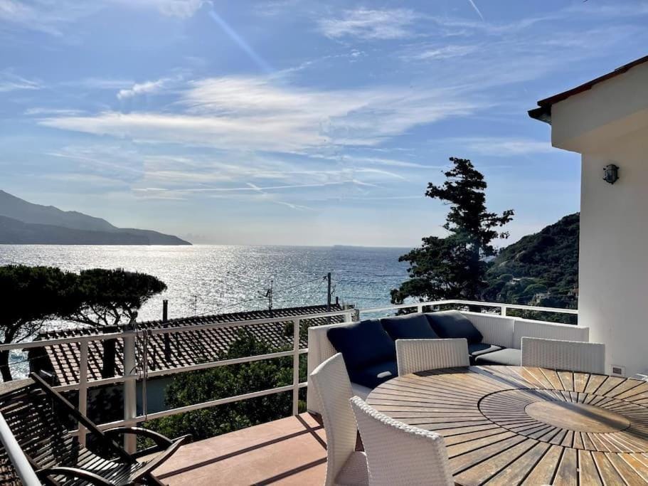 Natural landscape, View (from property/room), Balcony/Terrace, Dining area, Sea view