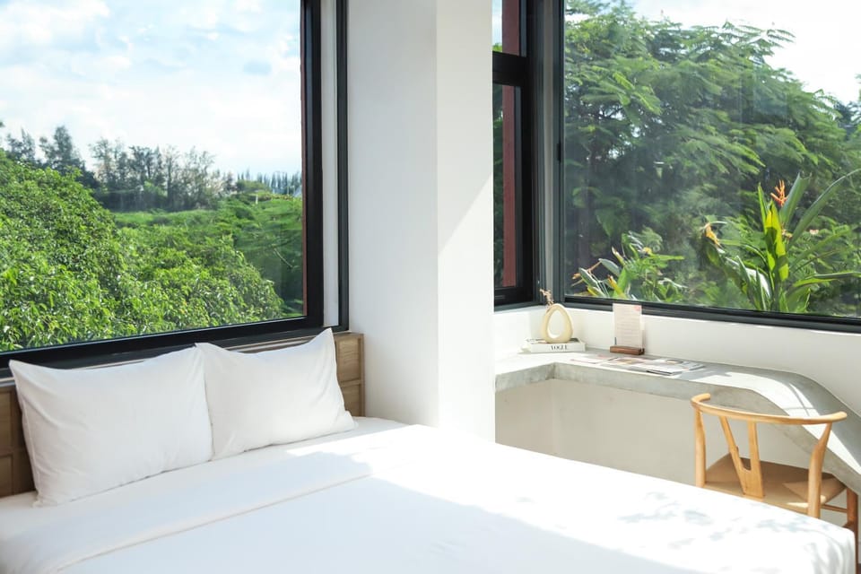 Bed, Seating area, Garden view, Area and facilities