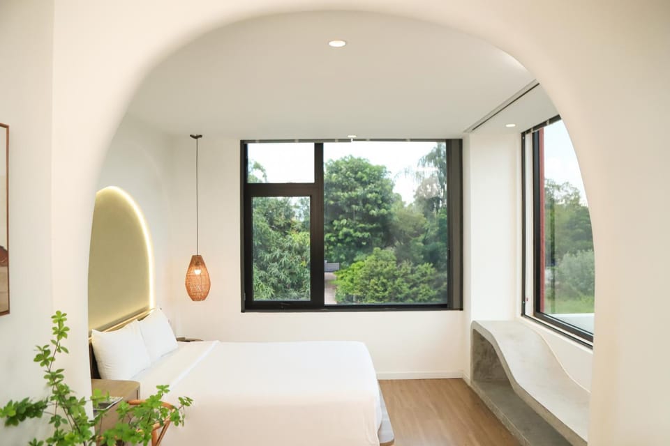 Bed, TV and multimedia, View (from property/room), Photo of the whole room, Seating area, Dining area, Bedroom, City view, City view, Garden view, Area and facilities, air conditioner