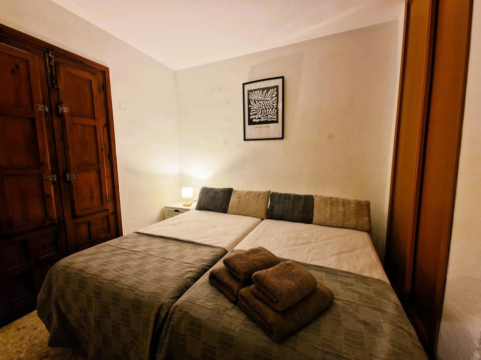 Bed, Bedroom, towels