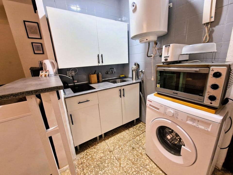 Kitchen or kitchenette, pet friendly, stove, toaster, washing machine