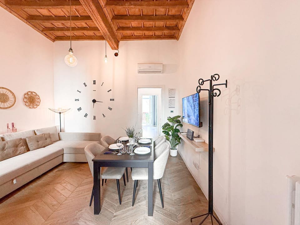 Bed, Living room, Photo of the whole room, Seating area, Dining area, Bedroom