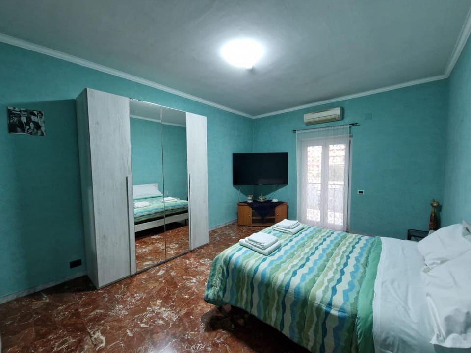 Bed, TV and multimedia, Photo of the whole room, Evening entertainment, Bedroom, air conditioner