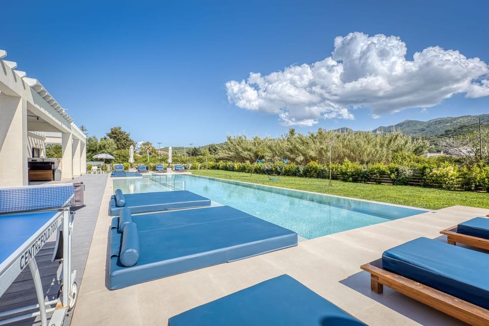 Day, Natural landscape, Pool view, Swimming pool, sunbed