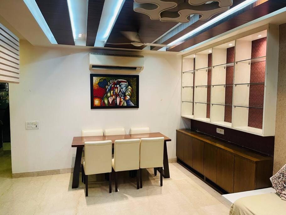 Urban Oasis: Stylish Retreat Apartment in New Delhi