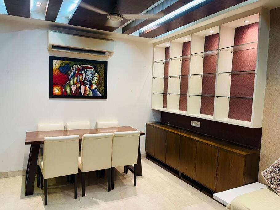 Urban Oasis: Stylish Retreat Apartment in New Delhi