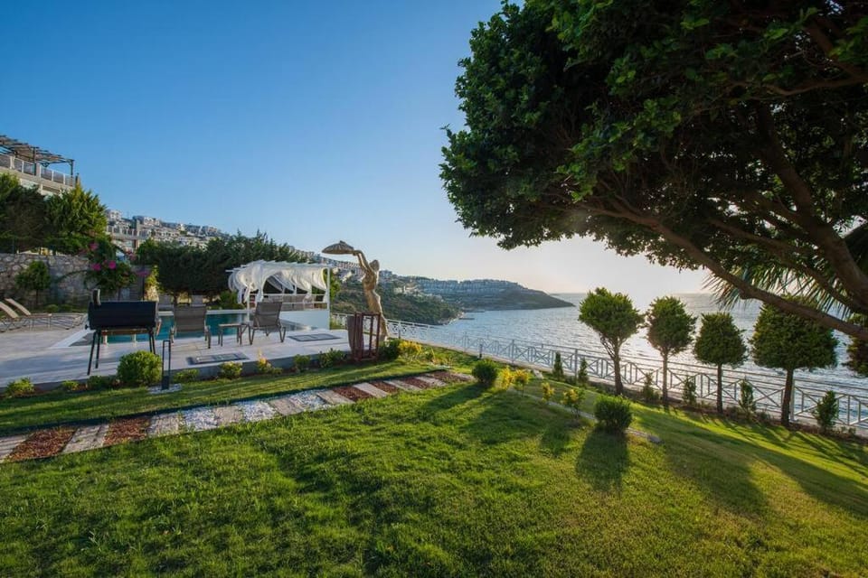 Nearby landmark, Day, Garden