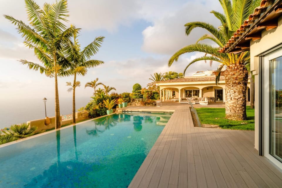 Villa de lujo con piscina y vistas al mar Villa in Canary Islands