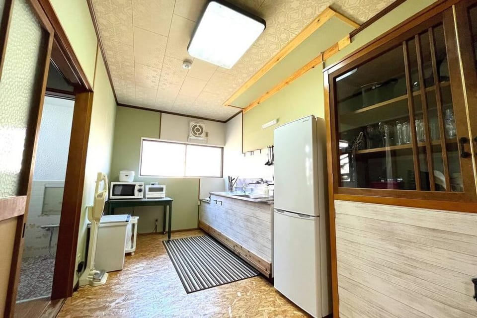 Kitchen or kitchenette, minibar, stove