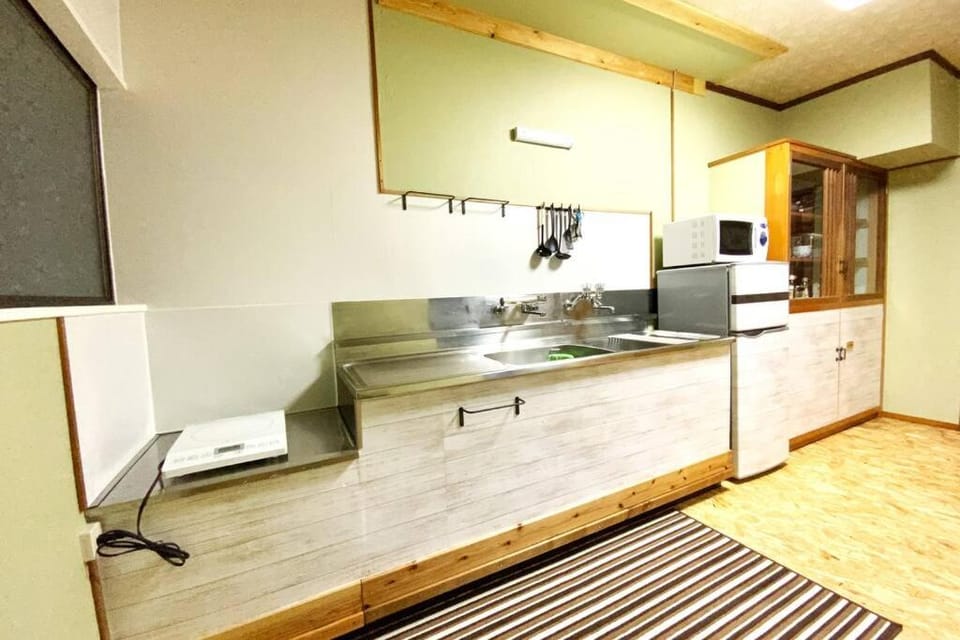 Kitchen or kitchenette, minibar, stove