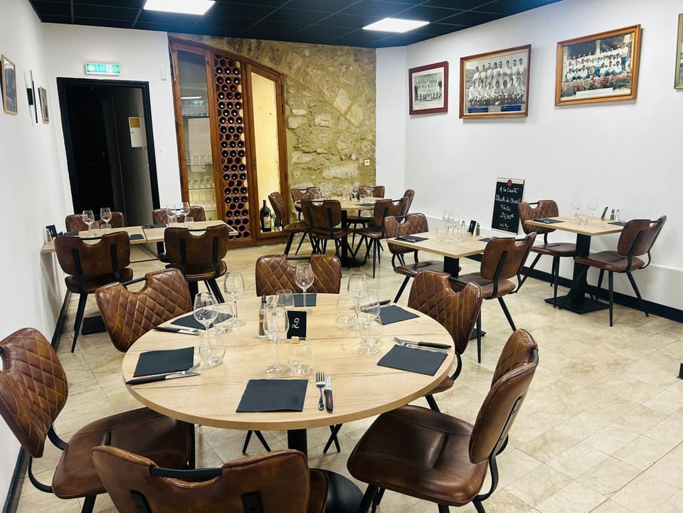 Restaurant/places to eat, Restaurant/places to eat, Banquet/Function facilities, Seating area
