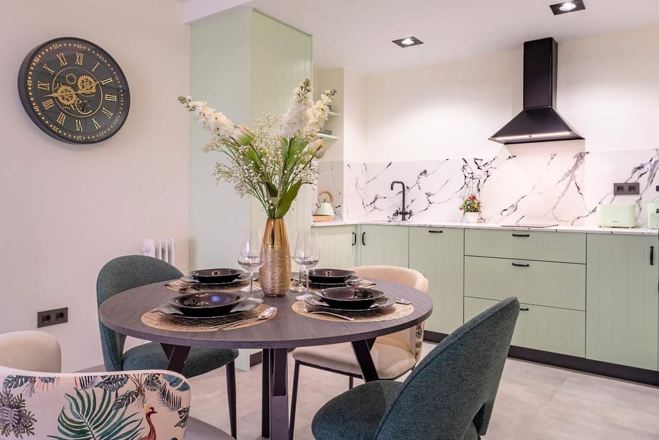 Kitchen or kitchenette, Dining area, stove