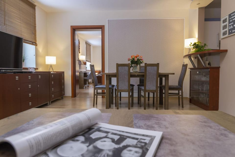 Kitchen or kitchenette, Living room, Seating area, Dining area