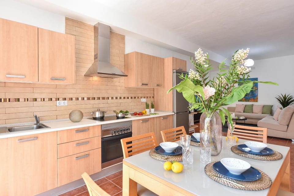 Kitchen or kitchenette, Living room, Dining area, minibar, pet friendly, stove