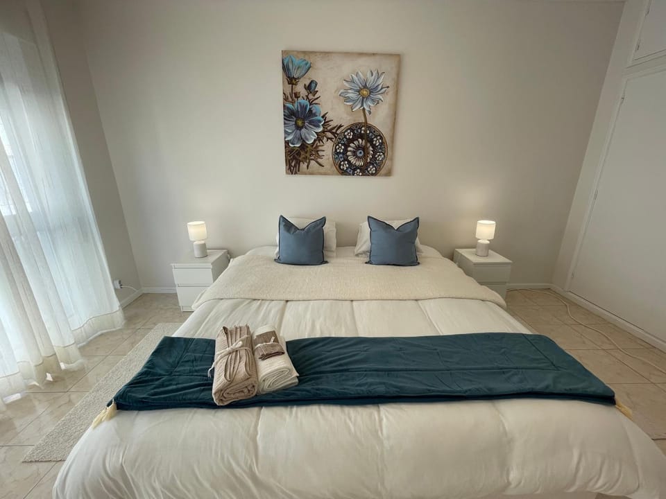 Bed, Bedroom, towels