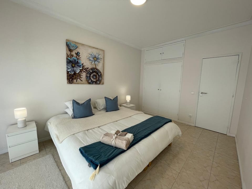 Photo of the whole room, Bedroom, wardrobe