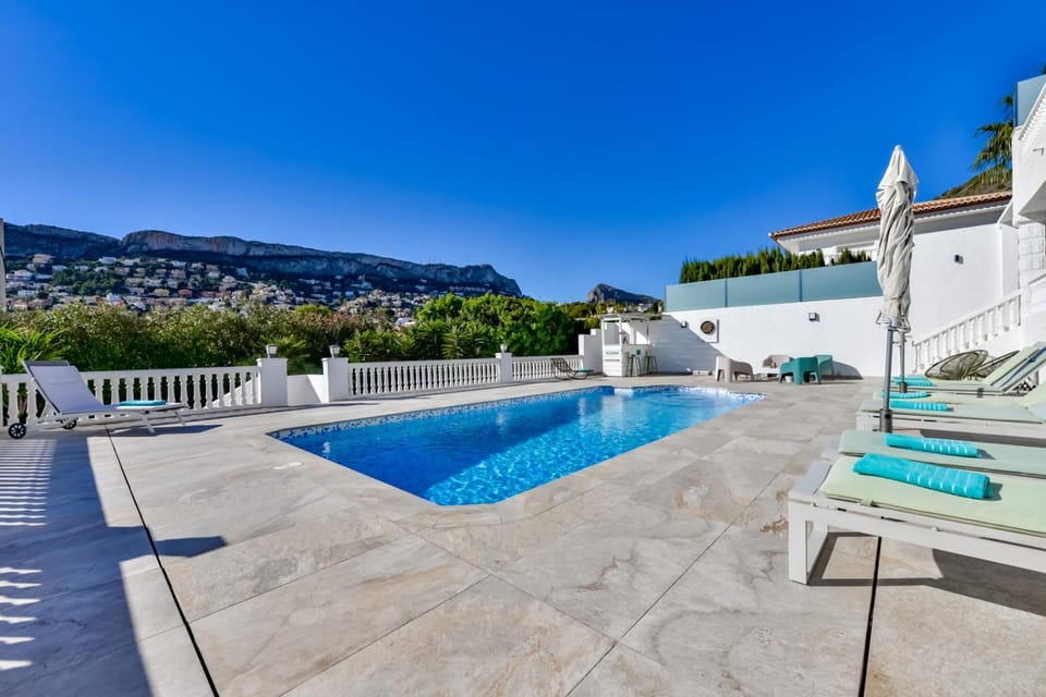 Swimming pool, sunbed