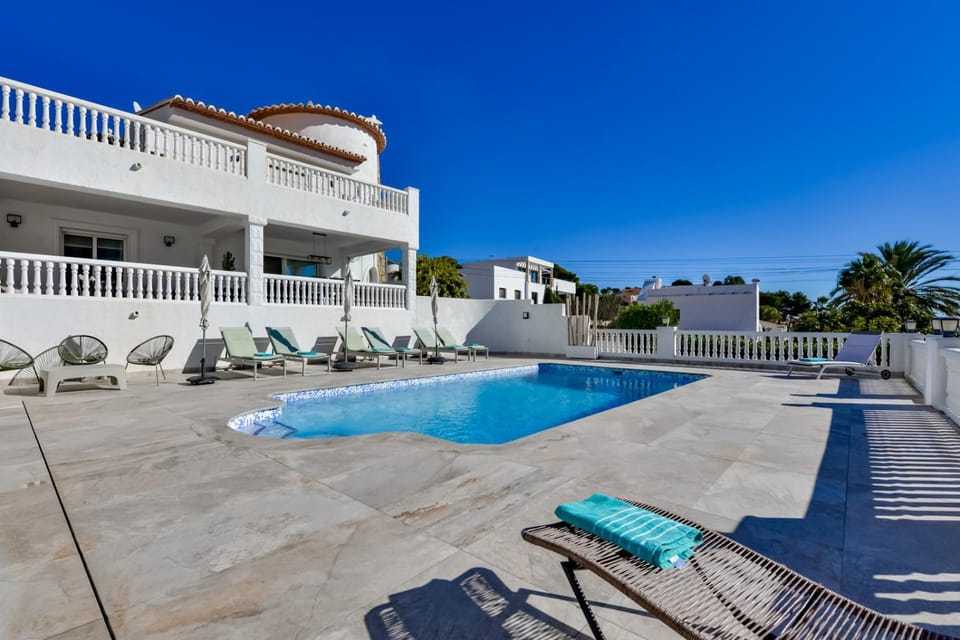 Property building, Swimming pool, sunbed