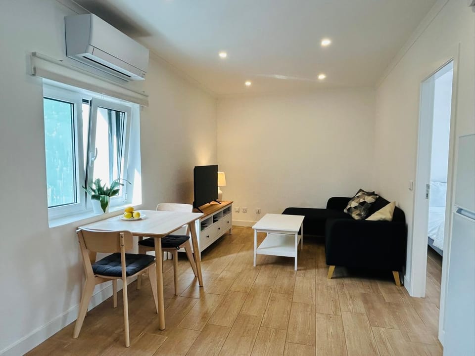 TV and multimedia, Living room, Seating area, Dining area, air conditioner