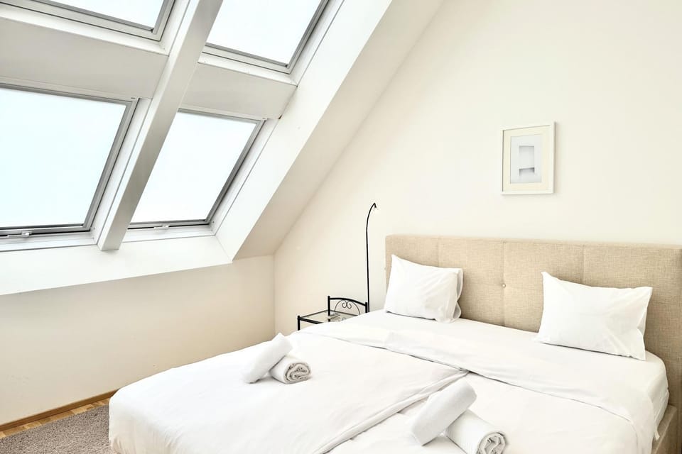 Bed, Photo of the whole room, towels