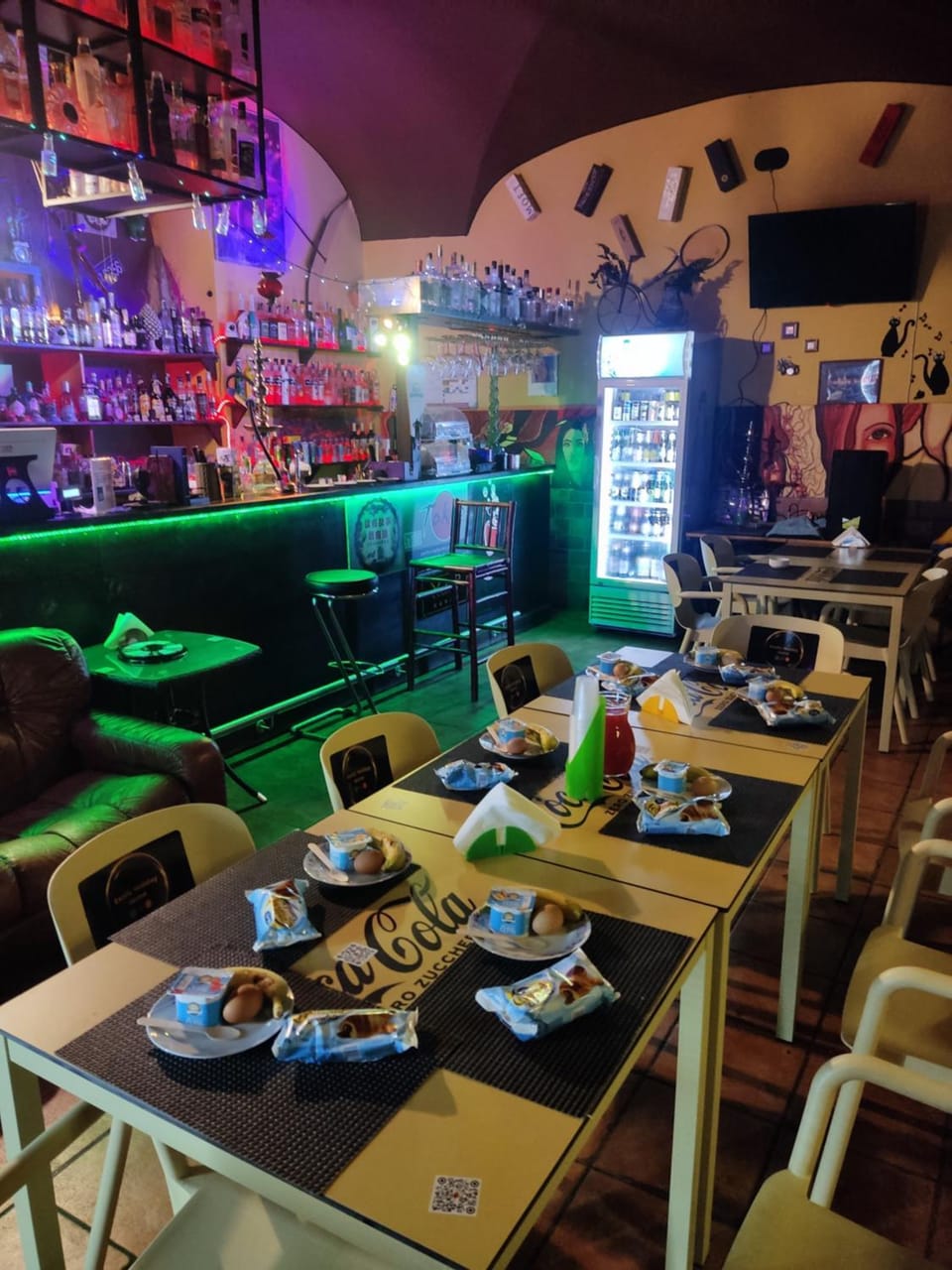 Restaurant/places to eat, Lounge or bar, Food and drinks