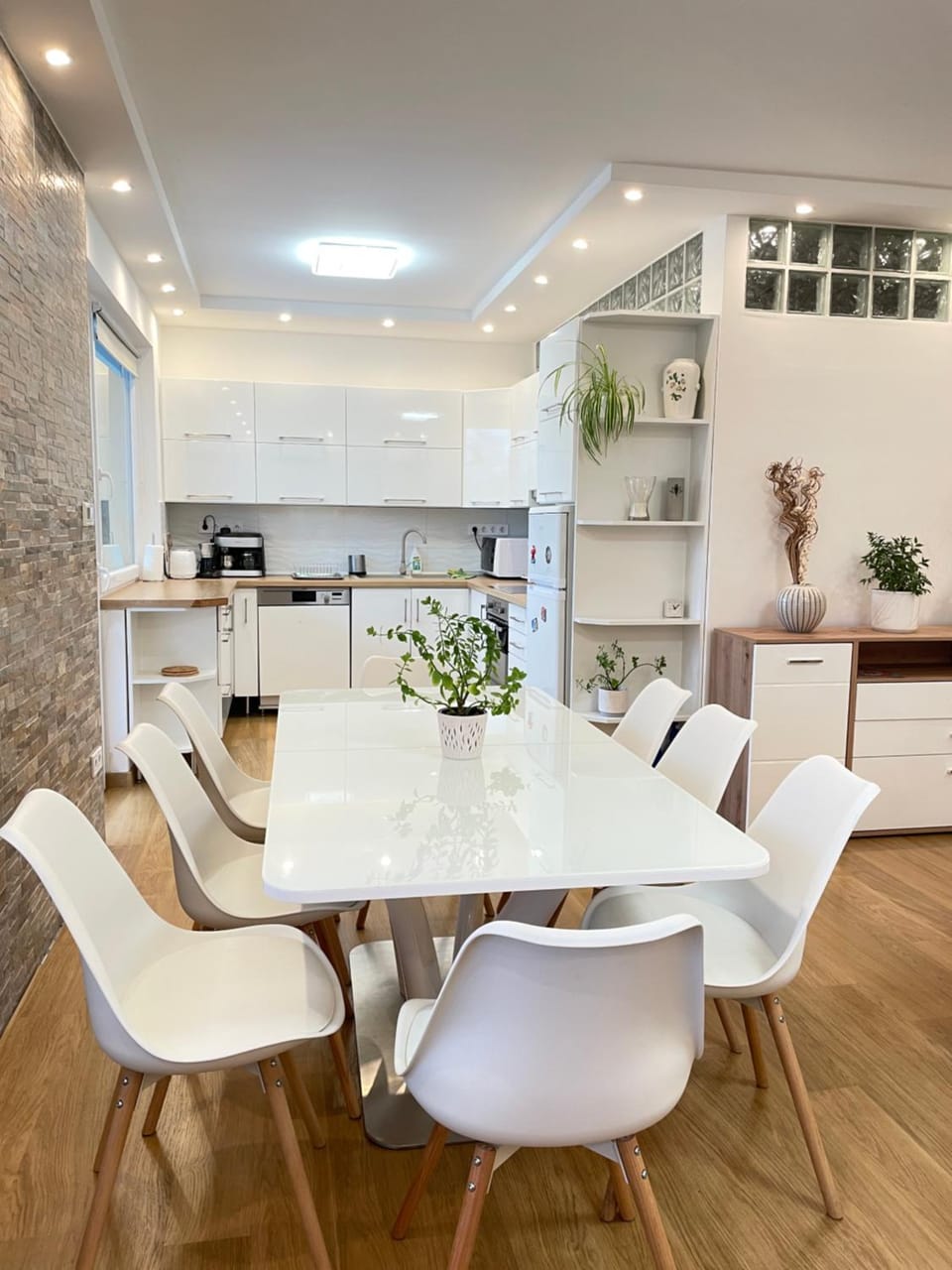 Kitchen or kitchenette, Dining area, minibar, pet friendly
