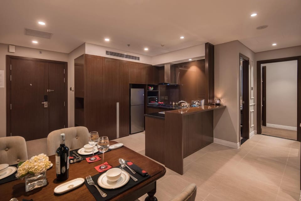 Coffee/tea facilities, Kitchen or kitchenette, Food and drinks, Seating area, Dining area, minibar, kitchen