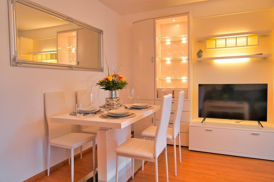 TV and multimedia, Living room, Seating area, Dining area