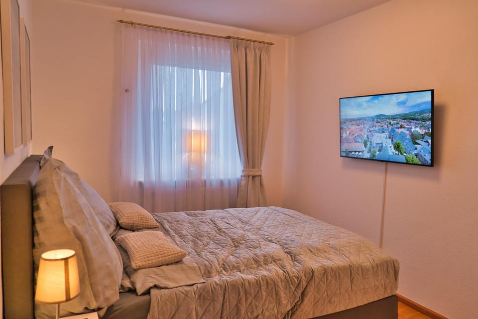 Bed, TV and multimedia, Photo of the whole room, Bedroom