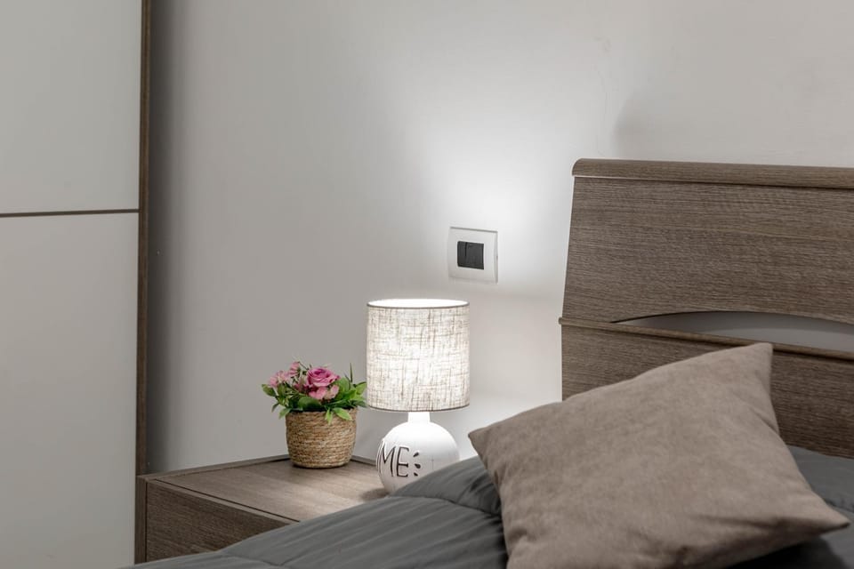 Bed, Photo of the whole room, Seating area, Bedroom