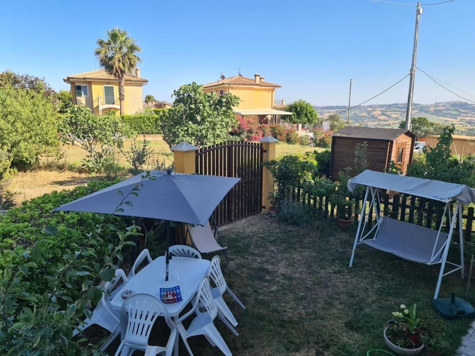 Property building, Patio, Spring, Day, Natural landscape, Garden, View (from property/room), Balcony/Terrace, Dining area, Garden view, Mountain view