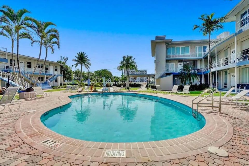 Vistamar Waterfront Beach Abode -Walk to the Beach Apartment in Fort Lauderdale