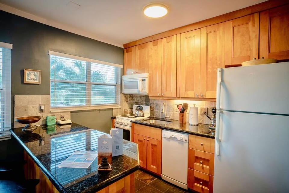 Vistamar Waterfront Beach Abode -Walk to the Beach Apartment in Fort Lauderdale