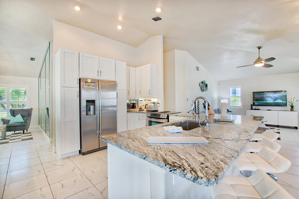 VILLA FOUR PALMS - 3 BEDS - 2 BATHS - 6 GUESTS - GULF ACCESS & POOL - INCL.10% OFF BOAT RENTAL Villa in Cape Coral
