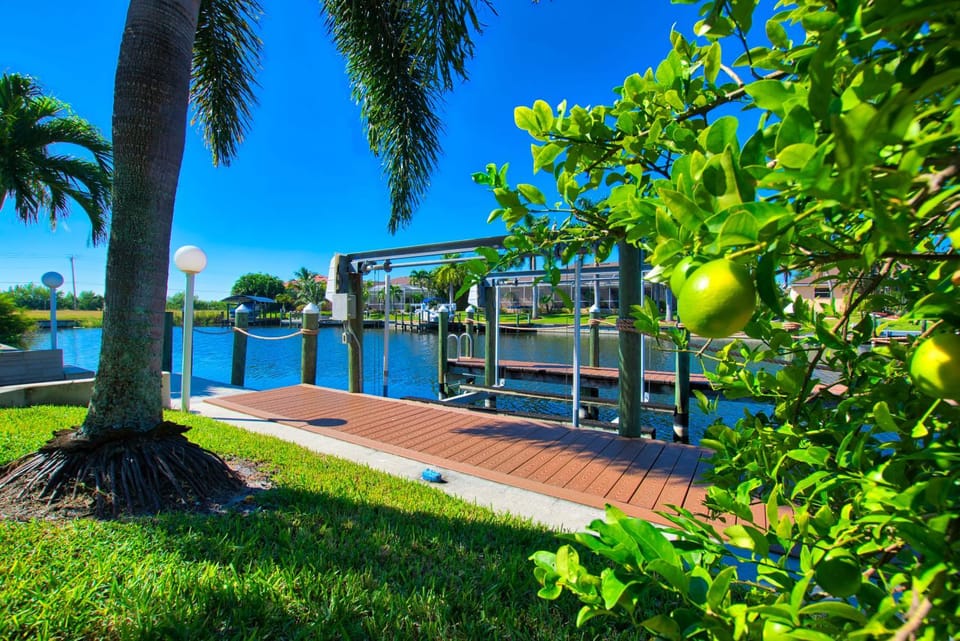 VILLA FOUR PALMS - 3 BEDS - 2 BATHS - 6 GUESTS - GULF ACCESS & POOL - INCL.10% OFF BOAT RENTAL Villa in Cape Coral