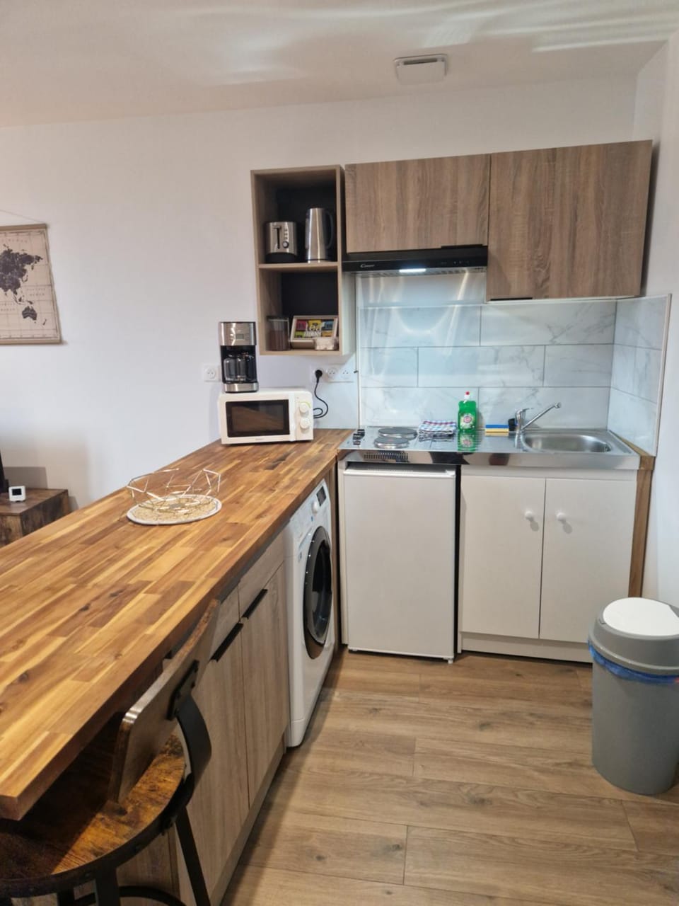 Kitchen or kitchenette, minibar, stove, toaster, washing machine, dryer