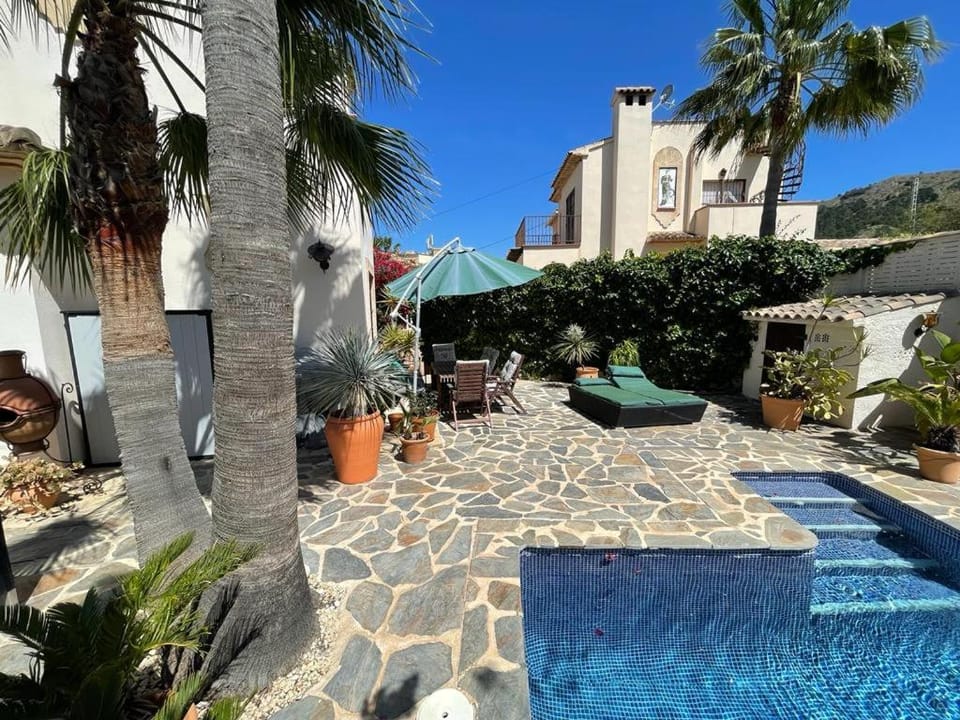 Garden view, Pool view, Swimming pool, sunbed