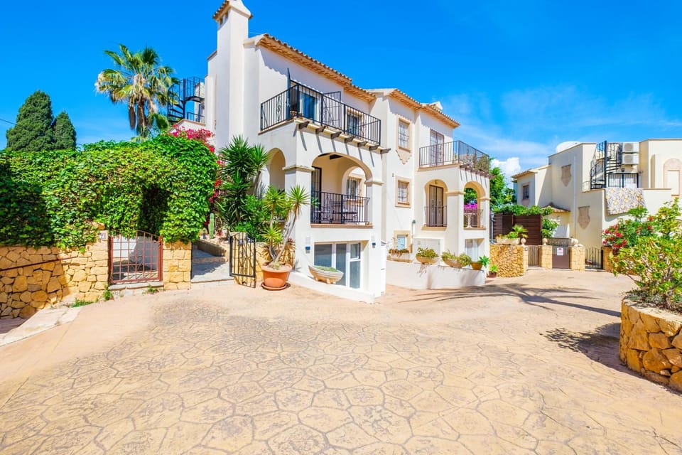 Property building, Day, Neighbourhood, Garden, Garden view, Street view